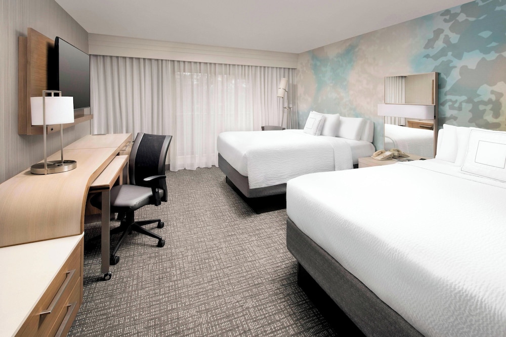 Room, 2 Queen Beds (Mobility Accessible, Roll-In Shower) - Photo 1