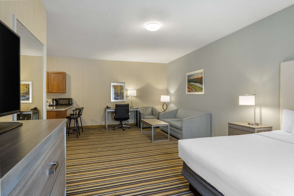 Suite, 1 King Bed, Non Smoking, Kitchen - Photo 5