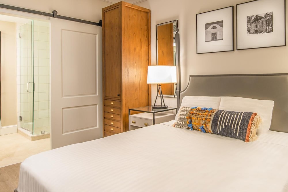 Deluxe Room, 1 Queen Bed (ADA Room) - Photo 4