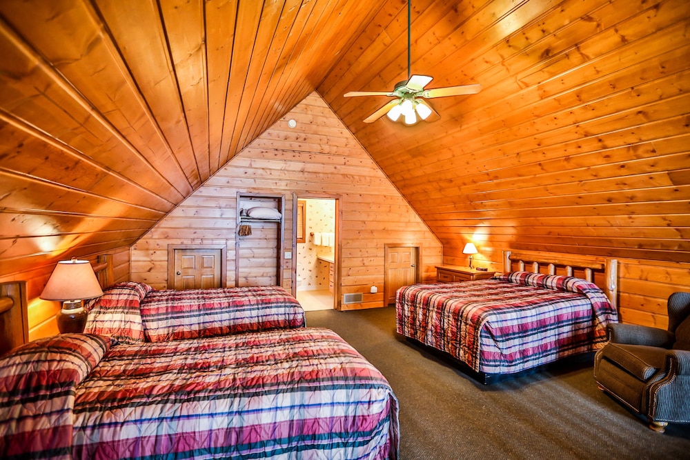 3 Bdrm with Loft Upper Roy Lake Villa