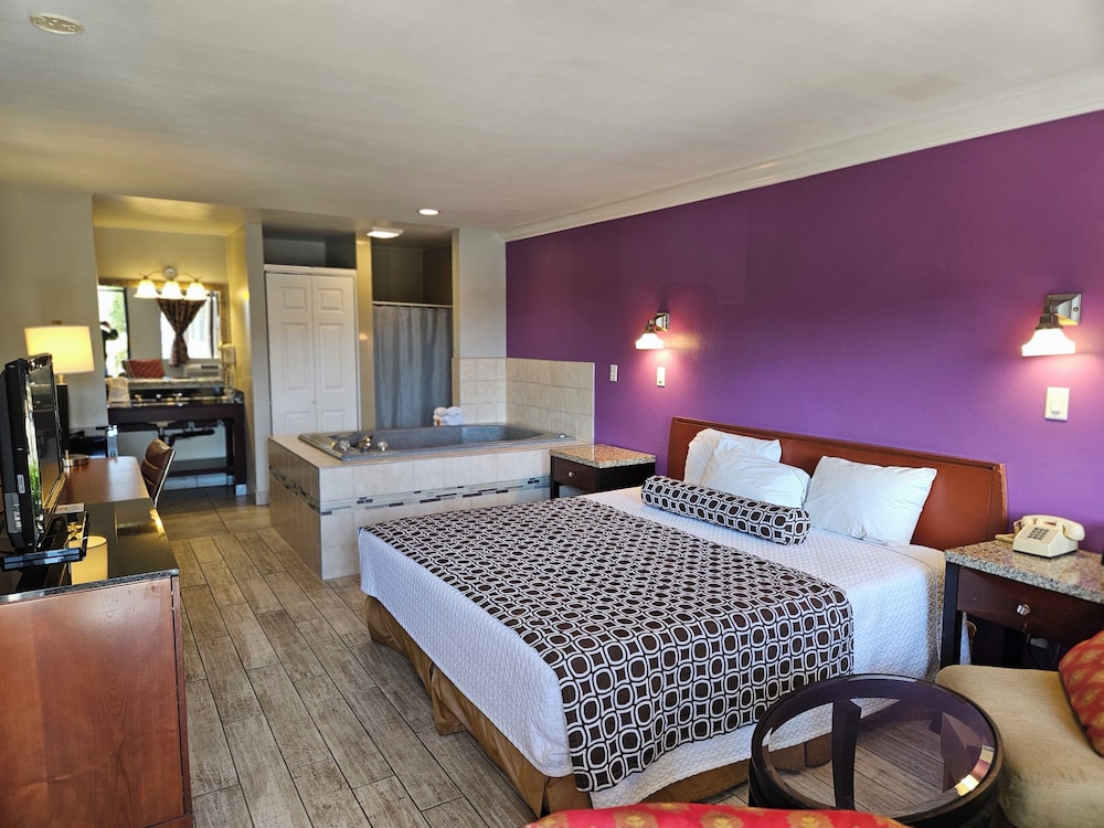 Standard Room, 1 King Bed, Jetted Tub photo 1