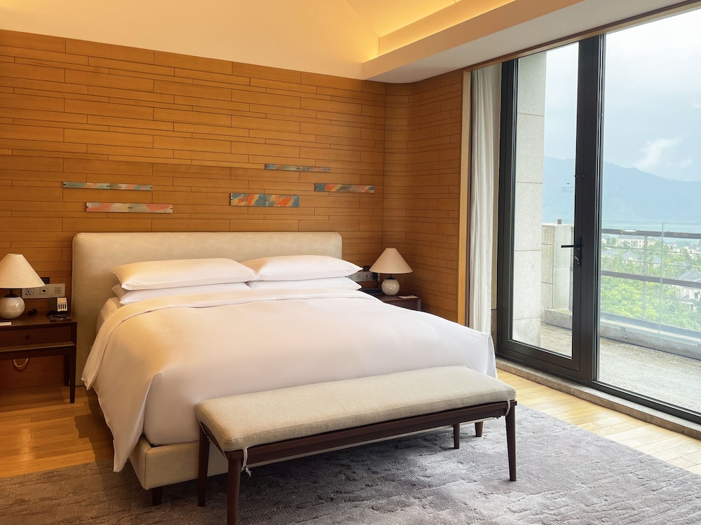 Premium Suite, 1 Queen Bed - Photo 4