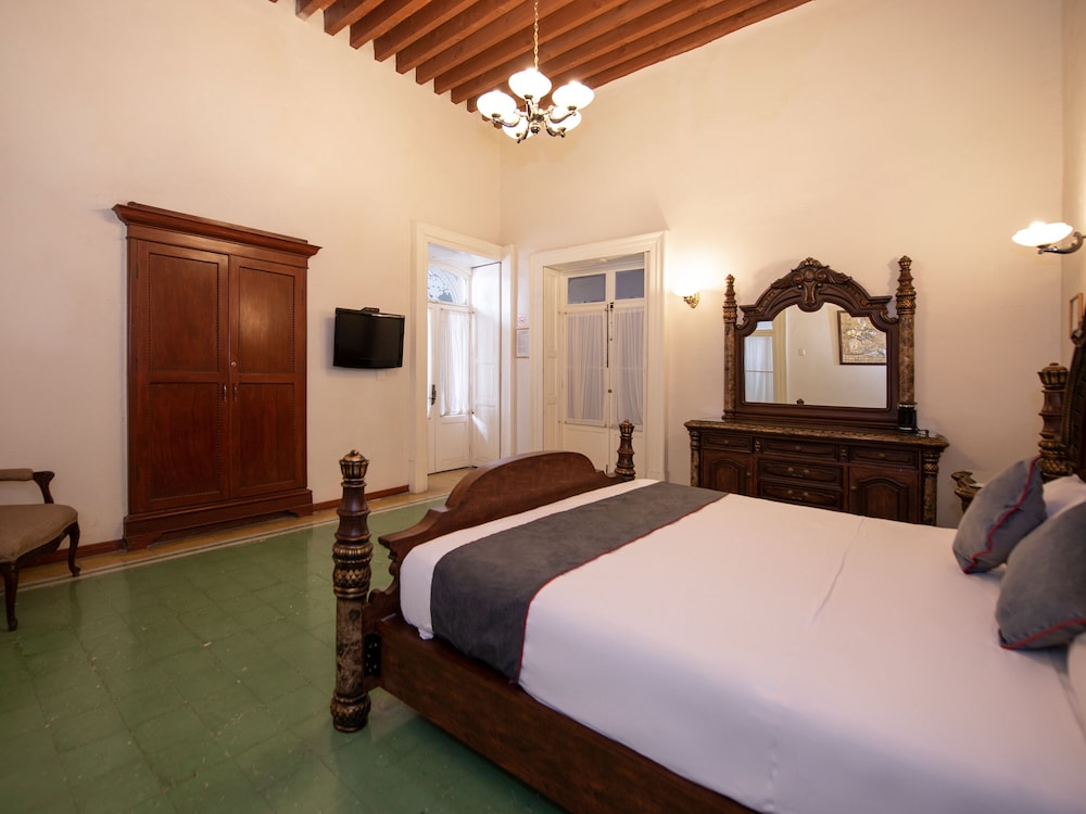 Suite, 2 Bedrooms - Photo 2