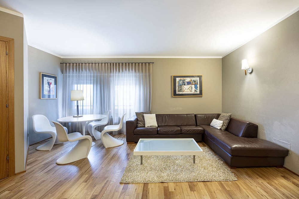 Executive Suite - Photo 2