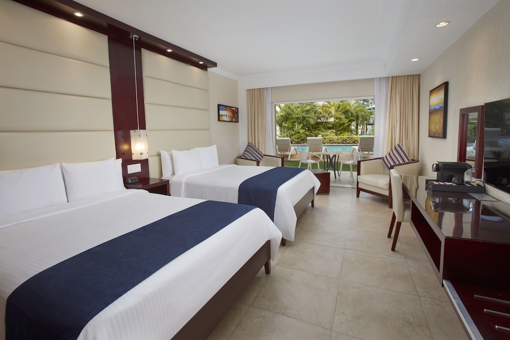 Standard Room, 2 Queen Beds, Pool View