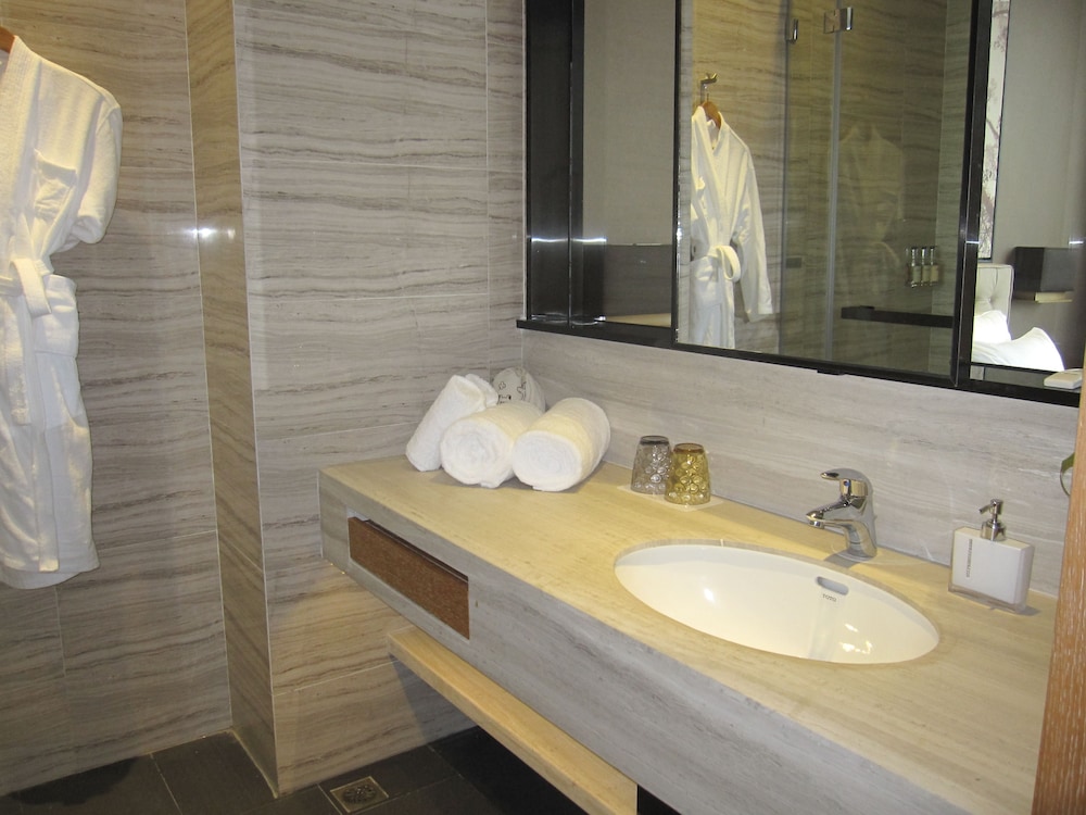 Lake View Suite photo 3