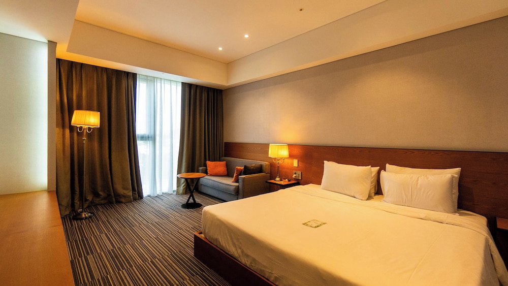 Standard King Room, Non-Smoking - Photo 1