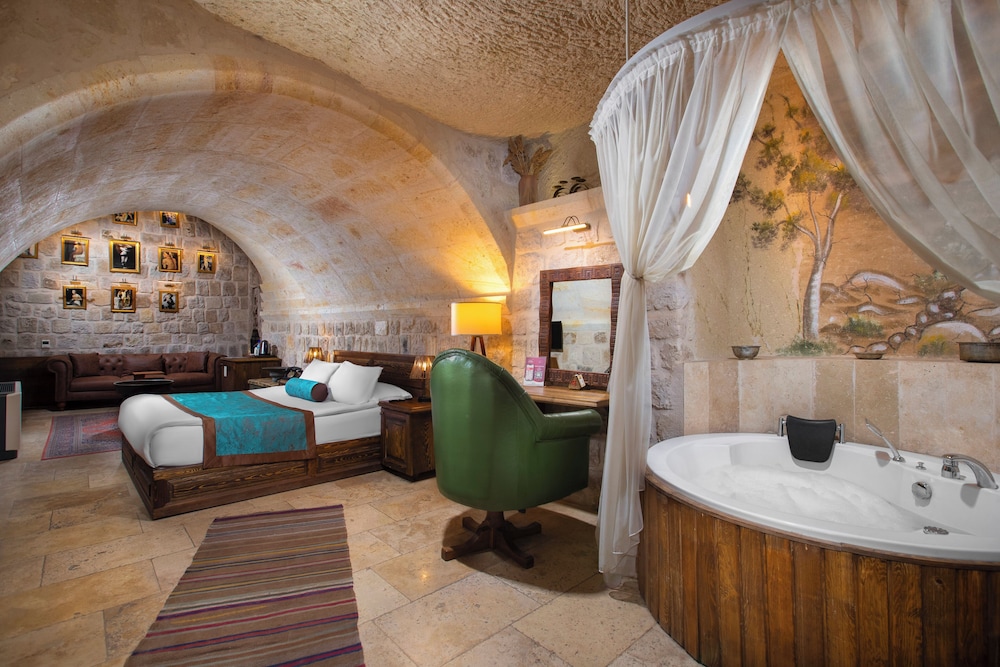 Superior Cave Pool Suite -101
