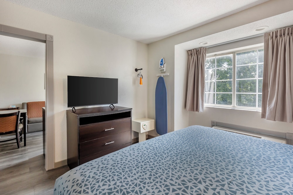 Suite, 1 King Bed, Non Smoking - Photo 4