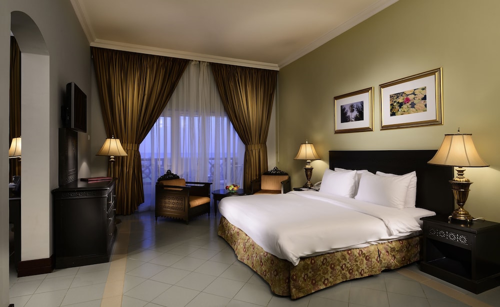 EXECUTIVE SUITE - Photo 1