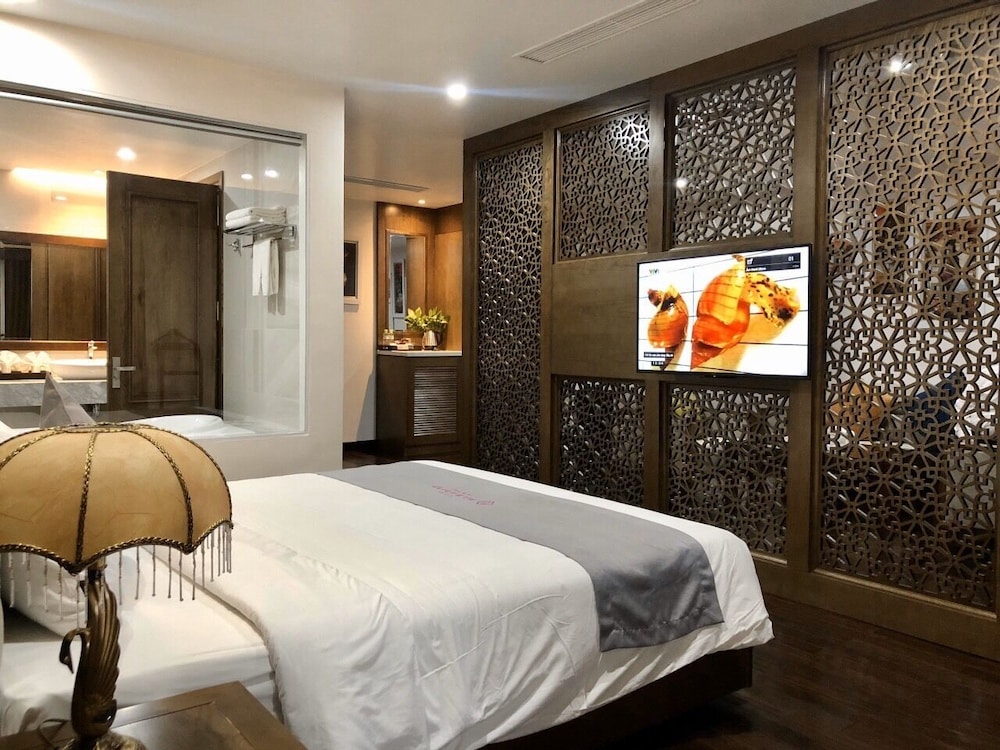 Executive Suite - Photo 1