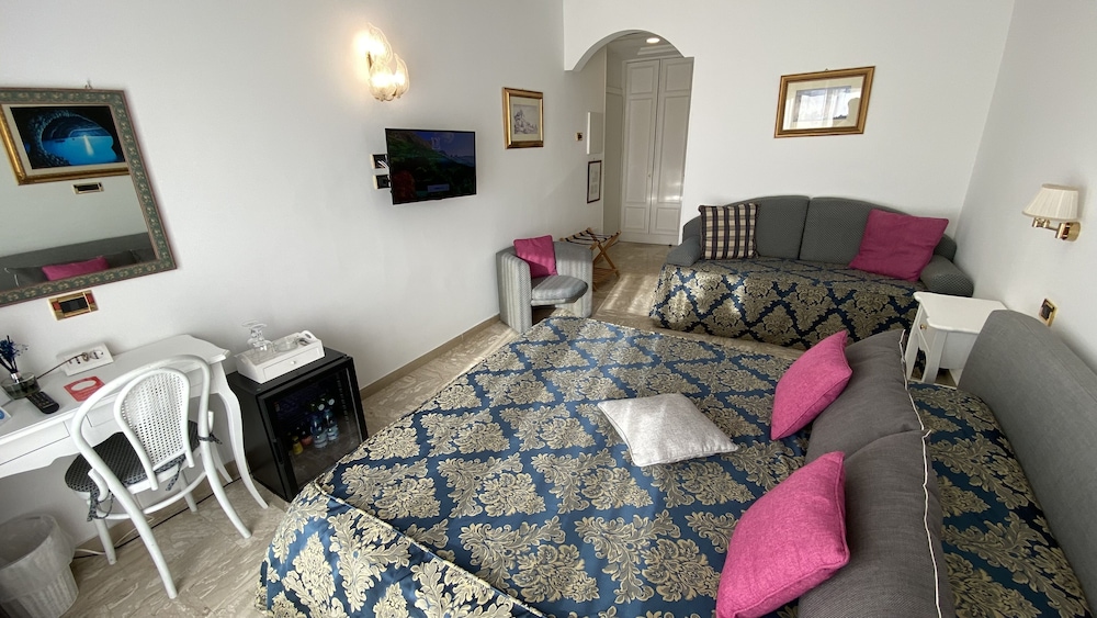 Junior Suite, Pool View - Photo 4