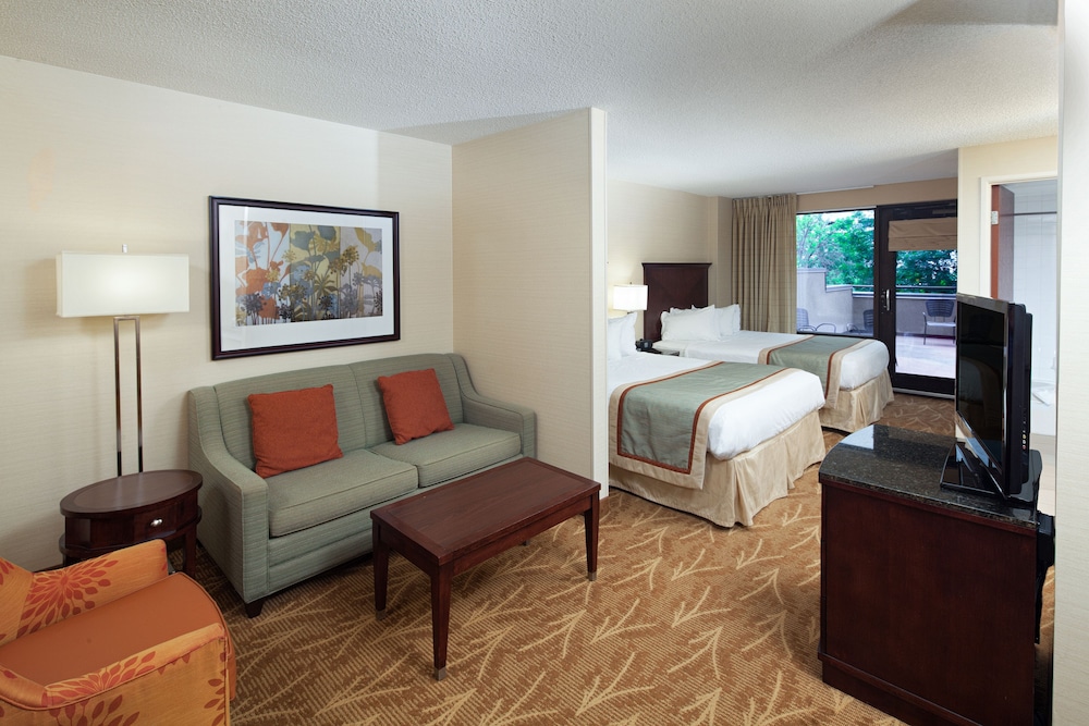 Suite, 2 Queen Beds, Balcony