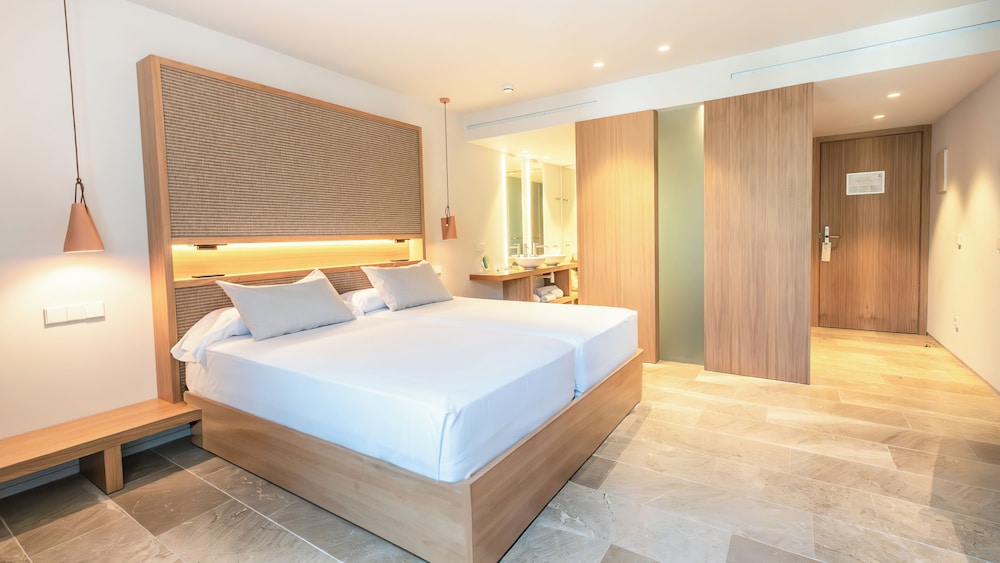 Premium Double Room Single Use thumbnail 6