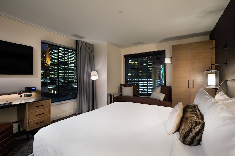 Suite, 1 Bedroom, City View (penthouse) photo 1
