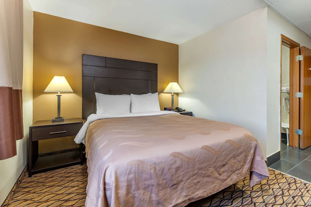 Suite, 1 Queen Bed, Non Smoking photo 2