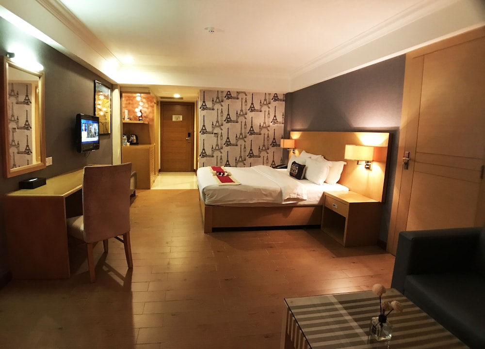 Design Double Room, 1 King Bed, Balcony, Tower