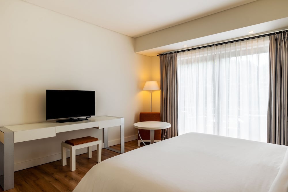 Premium Room, 1 Queen Bed, Resort View thumbnail 6