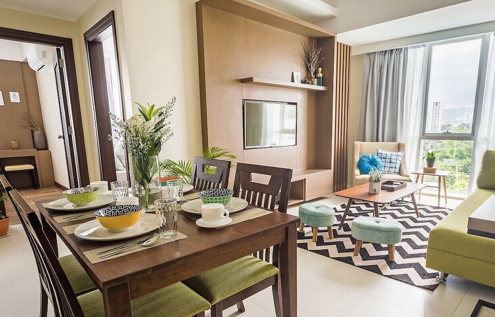 Executive Suite, 3 Bedrooms, 2 Bathrooms, Kitchen, with View photo 3