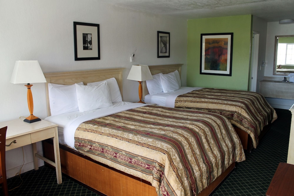 Standard Room, 2 Queen Beds - Photo 2