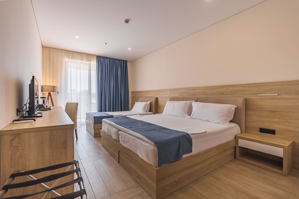 Triple Room, Multiple Beds, Non Smoking