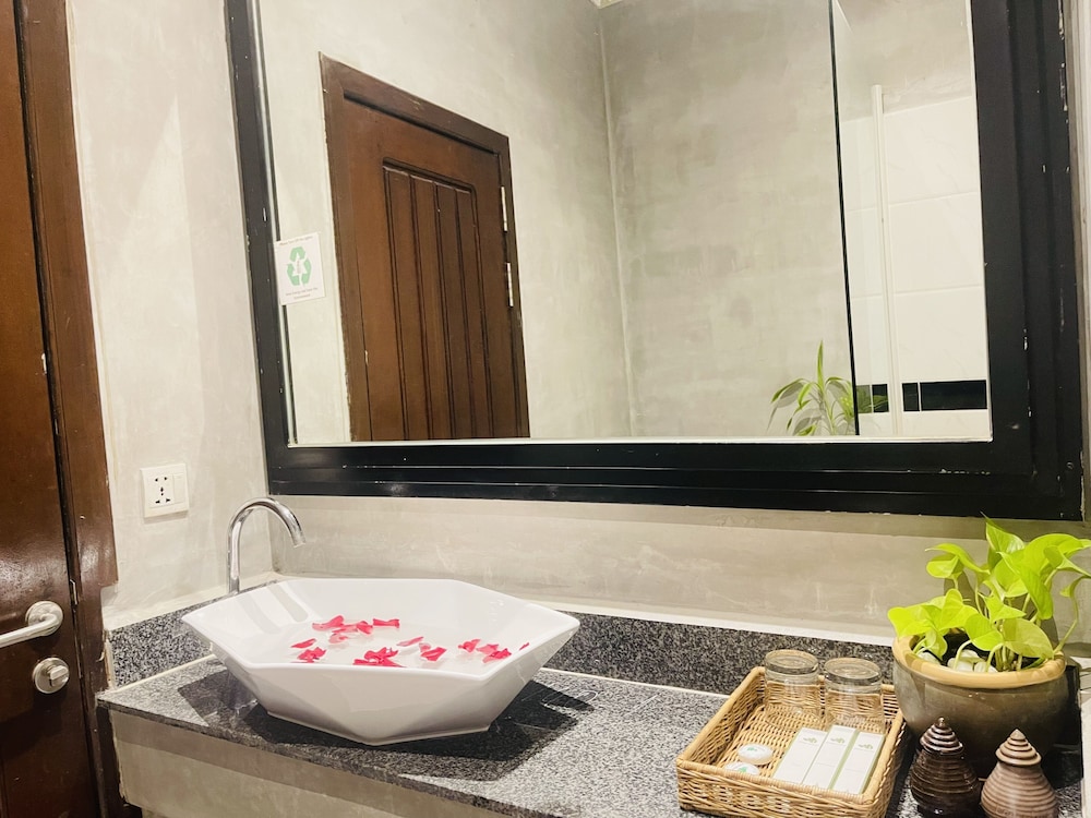 Family Room, Balcony, Pool View (Free Bus Station Pick up) - Photo 11