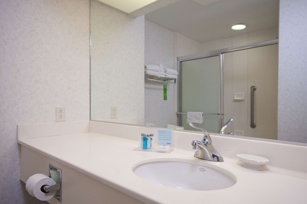 Standard Room, 1 King Bed, Accessible, Bathtub - Photo 2