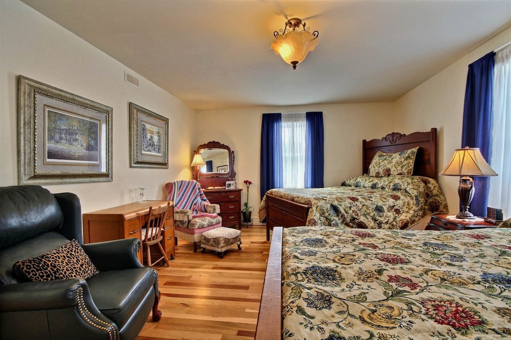 Room, 2 Twin Beds, Shared Bathroom photo 1