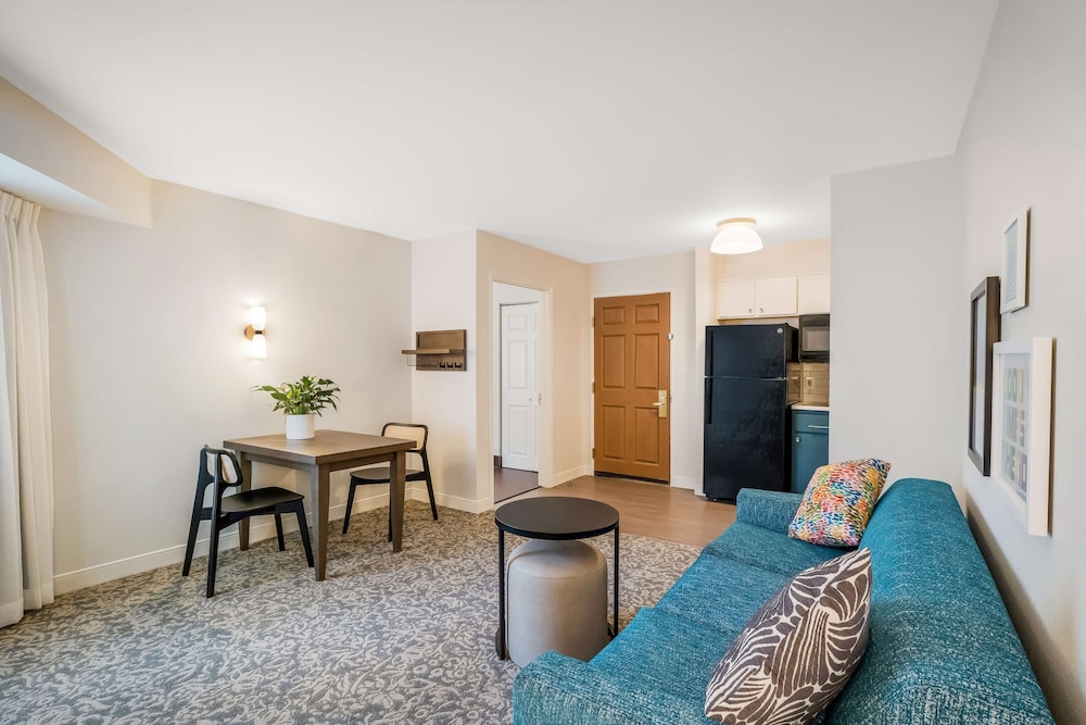 Suite, 1 Queen Bed With Sofa Bed (One Bedroom Suite Queen) photo 3