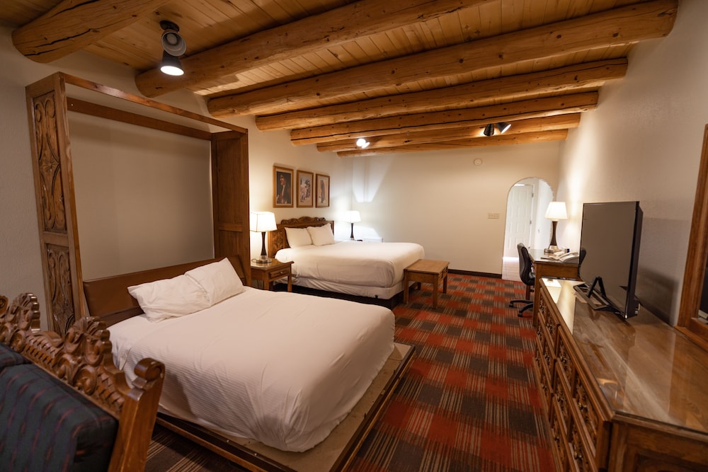 Deluxe Room, Multiple Beds (Deluxe Room(No Pets)) - Photo 4
