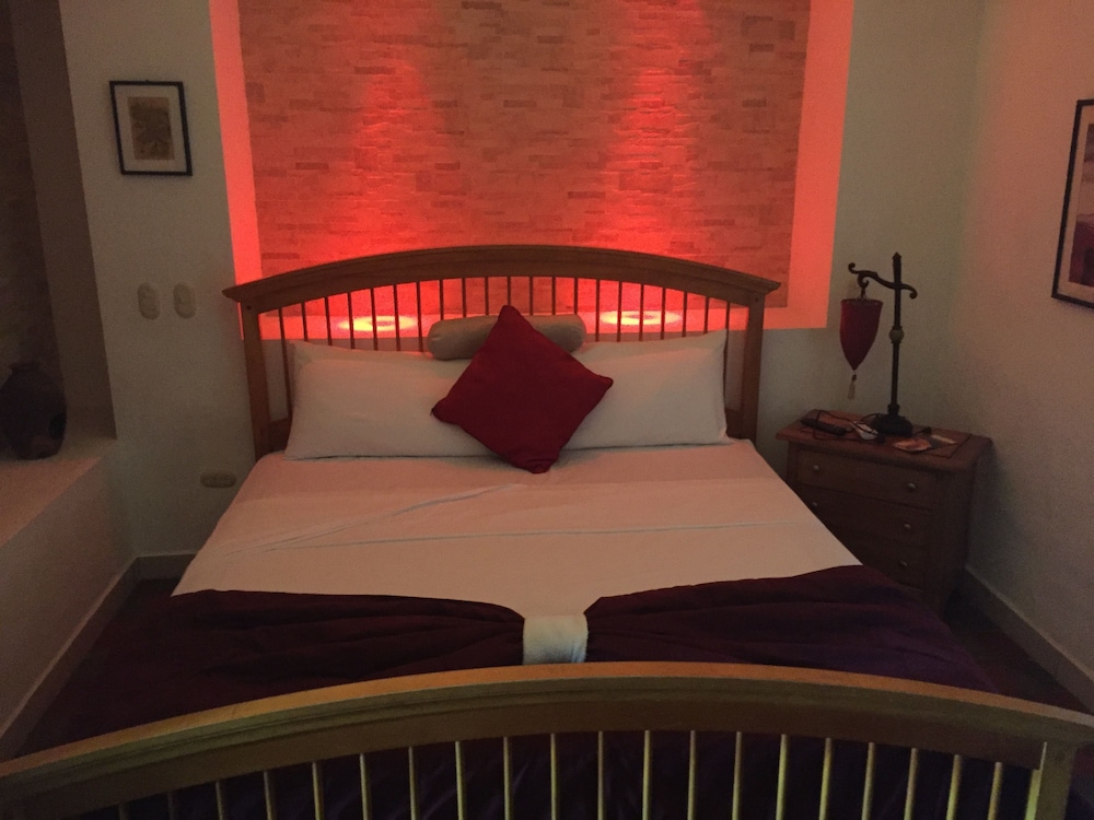 Luxury Suite, 1 King Bed, No Windows, Garden Area