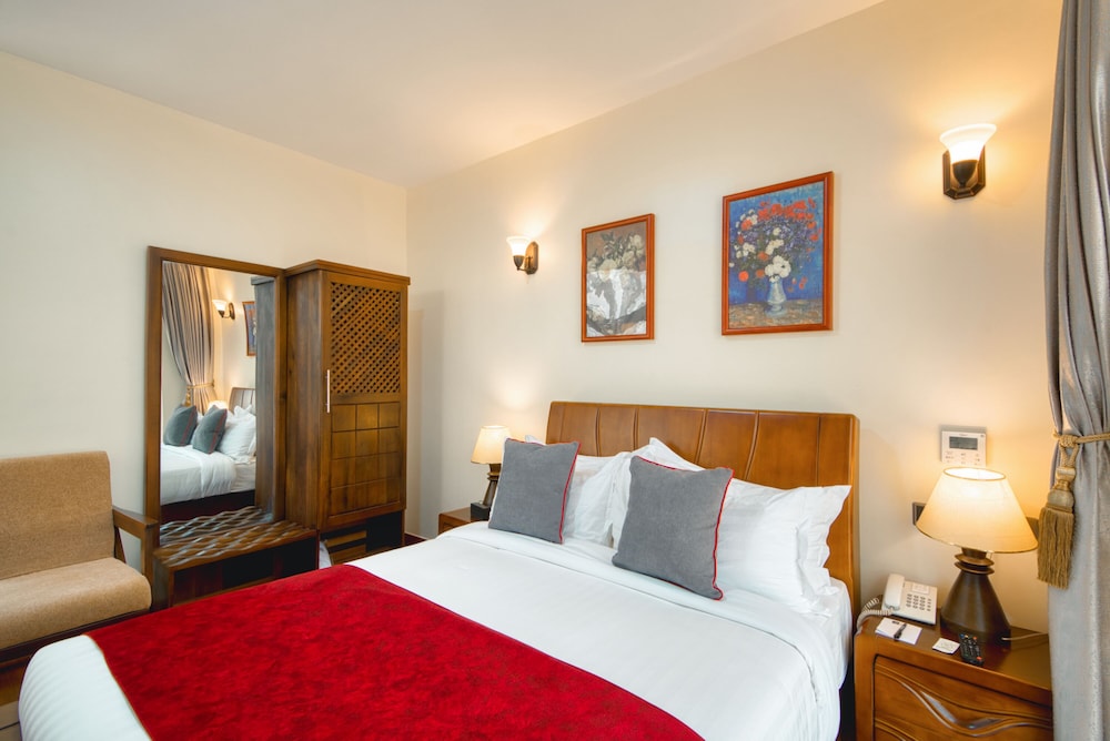 Classic Room, 1 King Bed, Mountain View - Photo 3