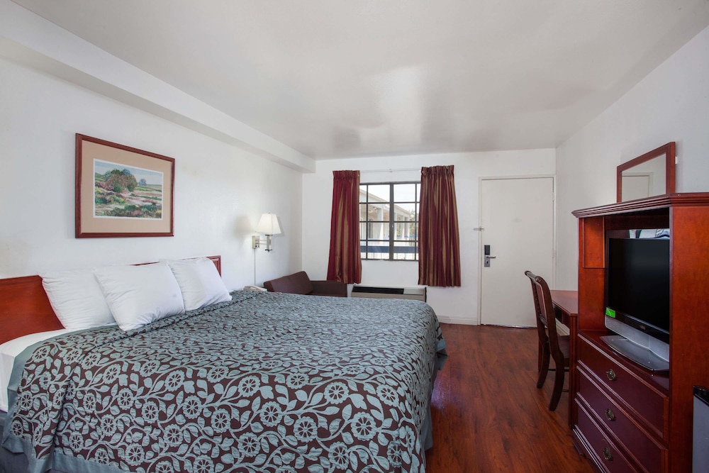 Suite, 1 King Bed, Non Smoking photo 3