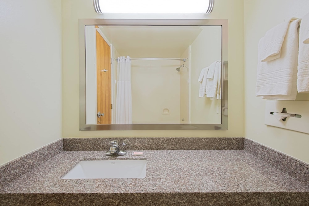 Suite, 1 Bedroom, Non Smoking (Second Floor) - Photo 2
