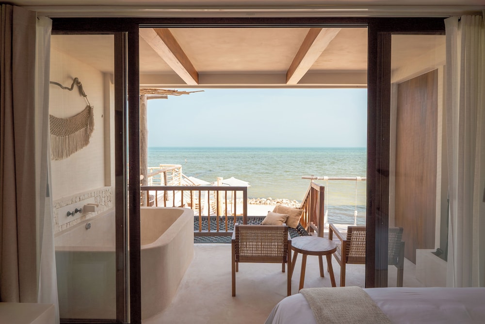 Junior Studio Suite, 1 King Bed, Ocean View photo 3