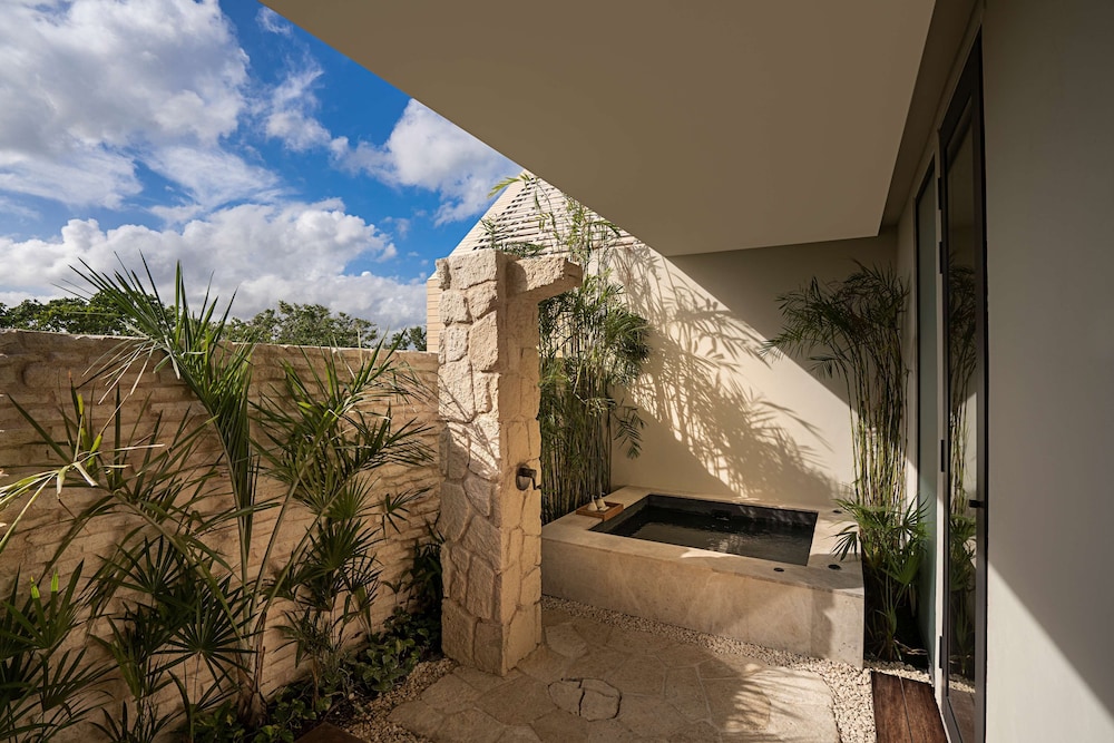 Oceanfront Veranda Pool Suite - King thumbnail 5
