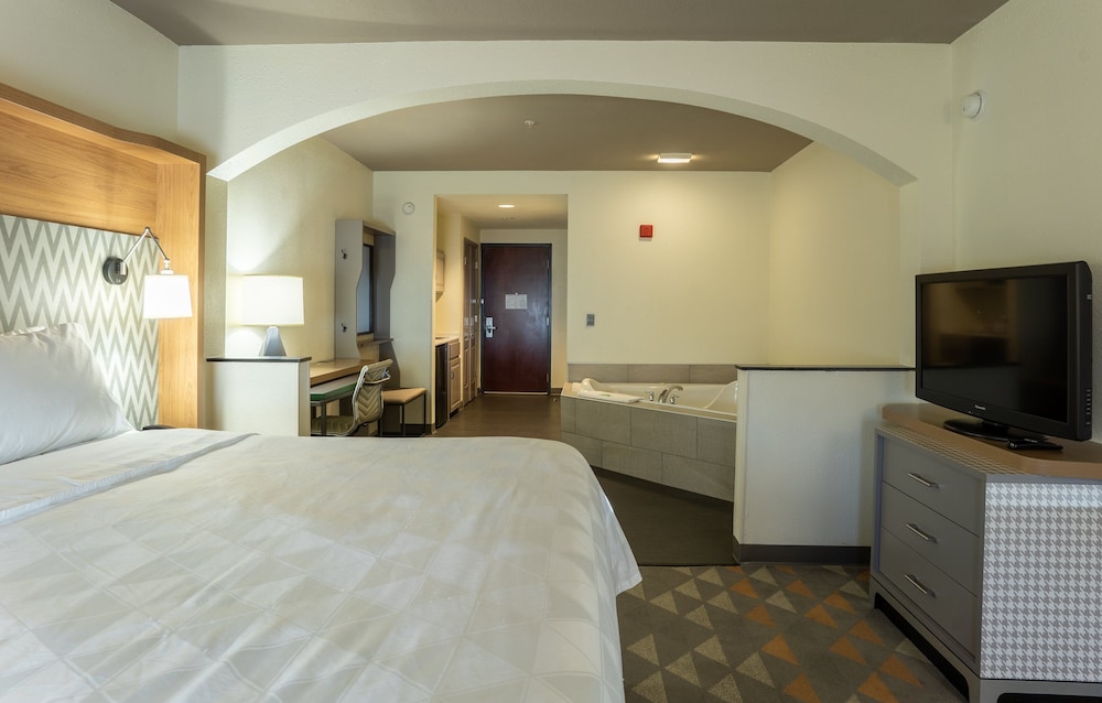 Standard Room, 1 King Bed, Jetted Tub - Photo 1