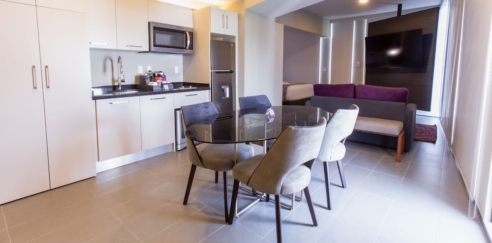 Room, 1 Queen Bed, Kitchenette, City View photo 3