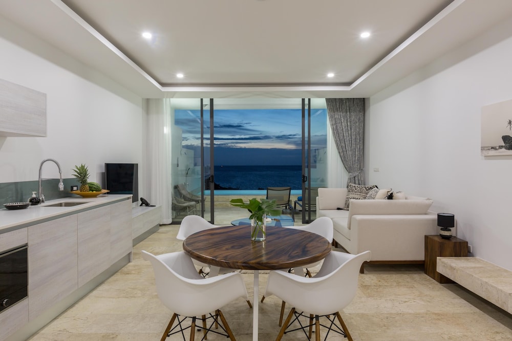 1 Bedroom Sea View Pool Suite - Photo 9