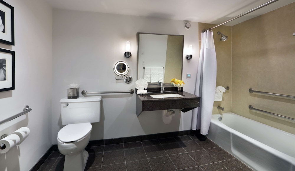 Room, 1 Queen Bed, Accessible (Roll-In Shower, Mobility & Hearing) - Photo 5