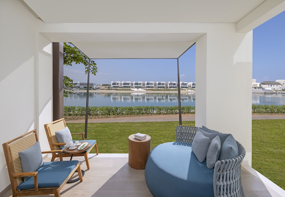 Deluxe Pool Front Room photo 2