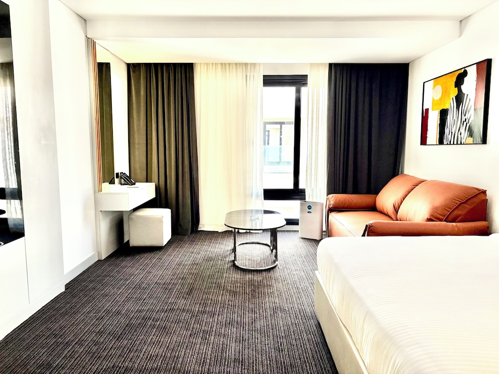 Grand Room, 1 King Bed, City View (Deluxe  Smart) - Photo 3