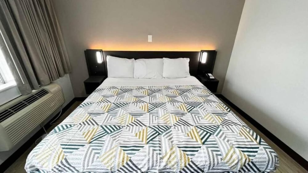 Standard Room, 1 King Bed, Non Smoking, Refrigerator photo 3