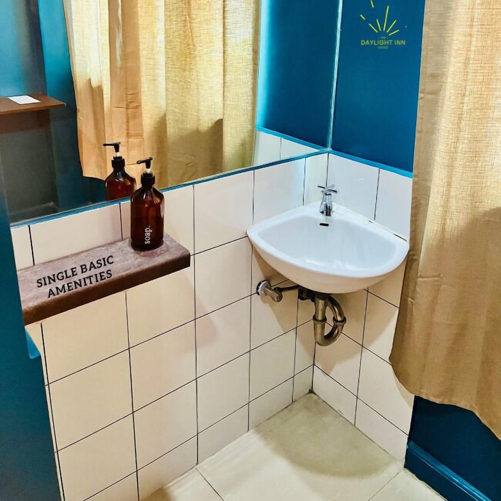 Basic Single Room, 1 Twin Bed, Shared Bathroom photo 2