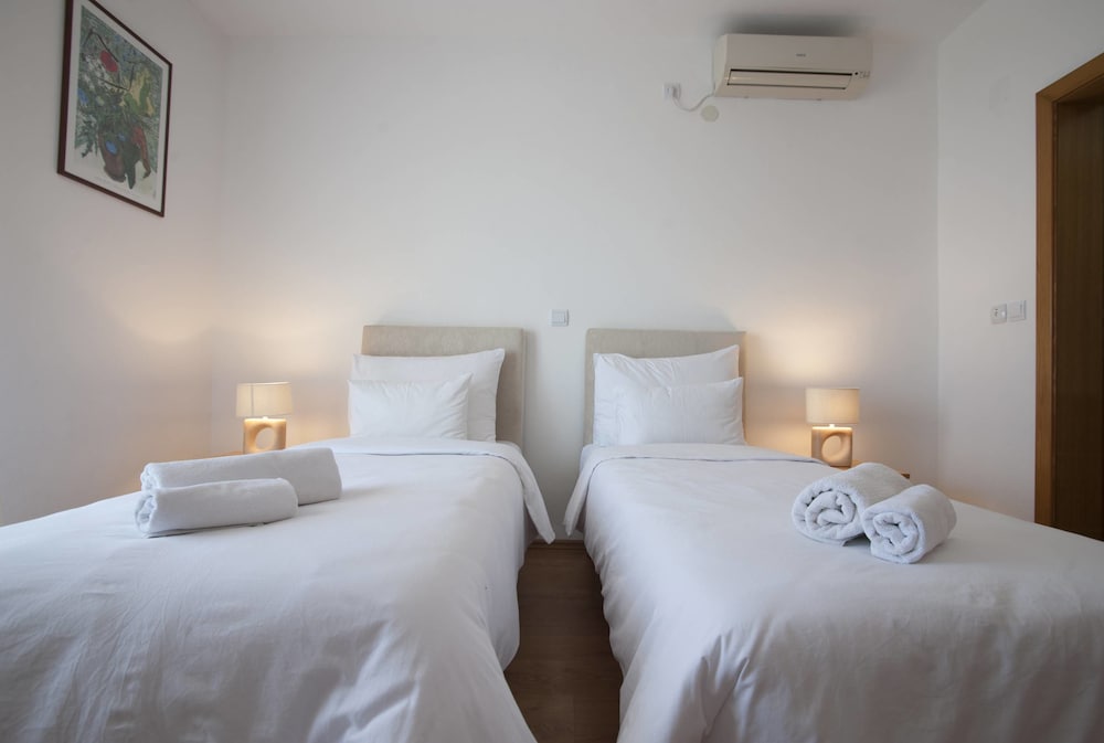 Standard Twin Room, 2 Twin Beds, Private Bathroom photo 3
