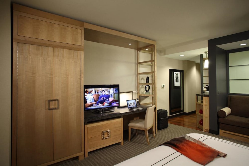 Executive Level Two Queens (Includes $20 Breakfast Credit) photo 2