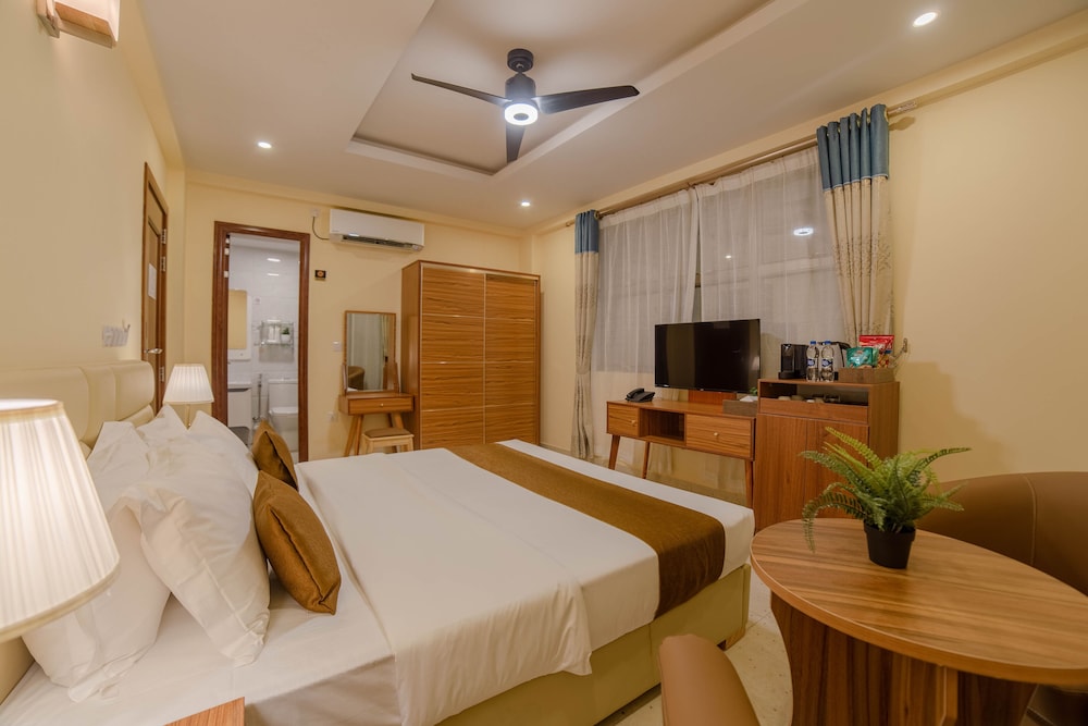 Deluxe Cityview Queen with Balcony (Free Return Airport Transfer and Breakfast Included) - Photo 3