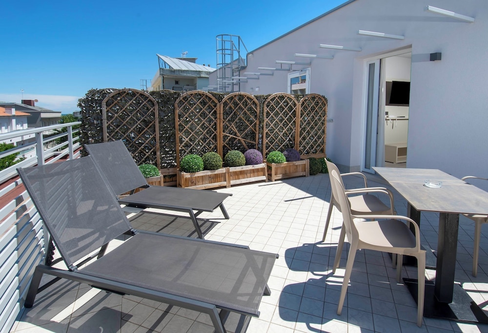 Deluxe Apartment, 1 King Bed with Sofa bed, Terrace, Partial Sea View photo 3