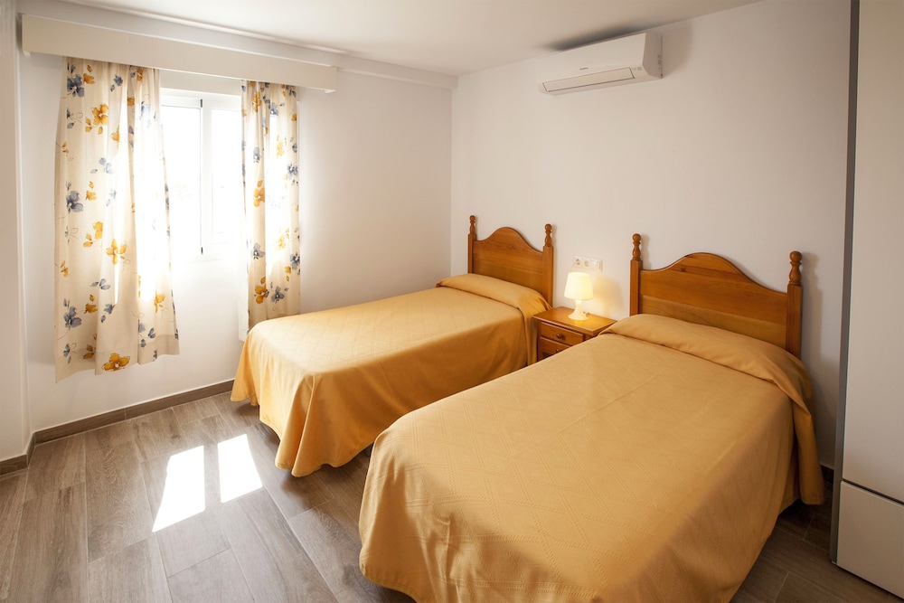 Premium Double Room, 2 Twin Beds, Shared Bathroom