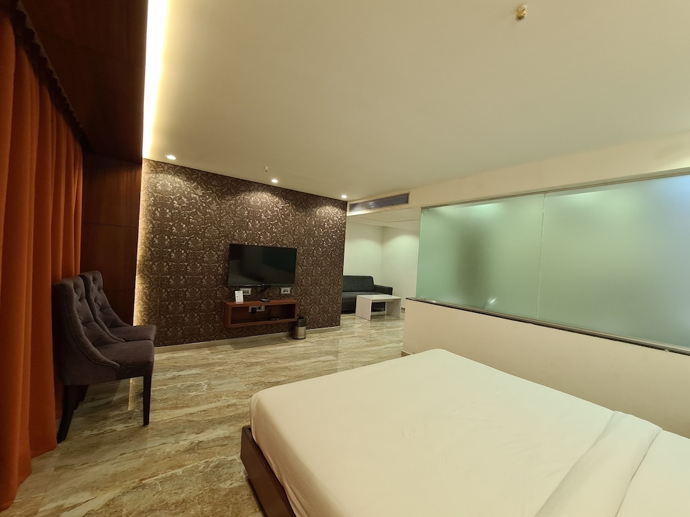 Premium Suite, 1 King Bed photo 2